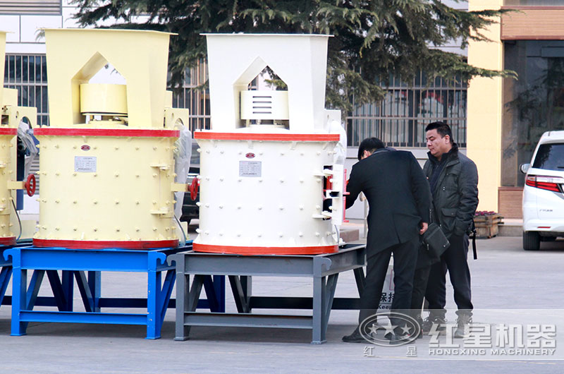 客戶(hù)來(lái)廠參觀、選購(gòu)立式復(fù)合破設(shè)備