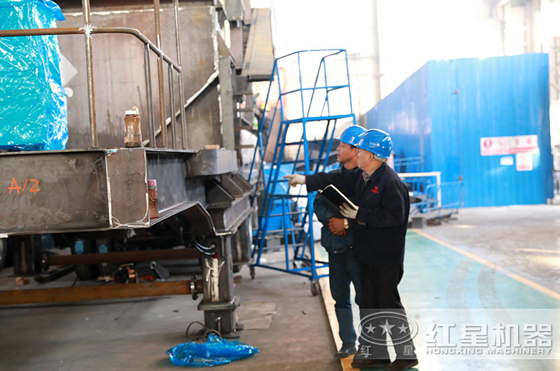 為保證質(zhì)量，老師傅現(xiàn)場指導(dǎo)設(shè)備生產(chǎn)