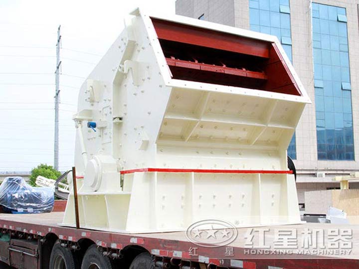 反擊式破碎機發(fā)貨，快速抵達用戶生產(chǎn)現(xiàn)場